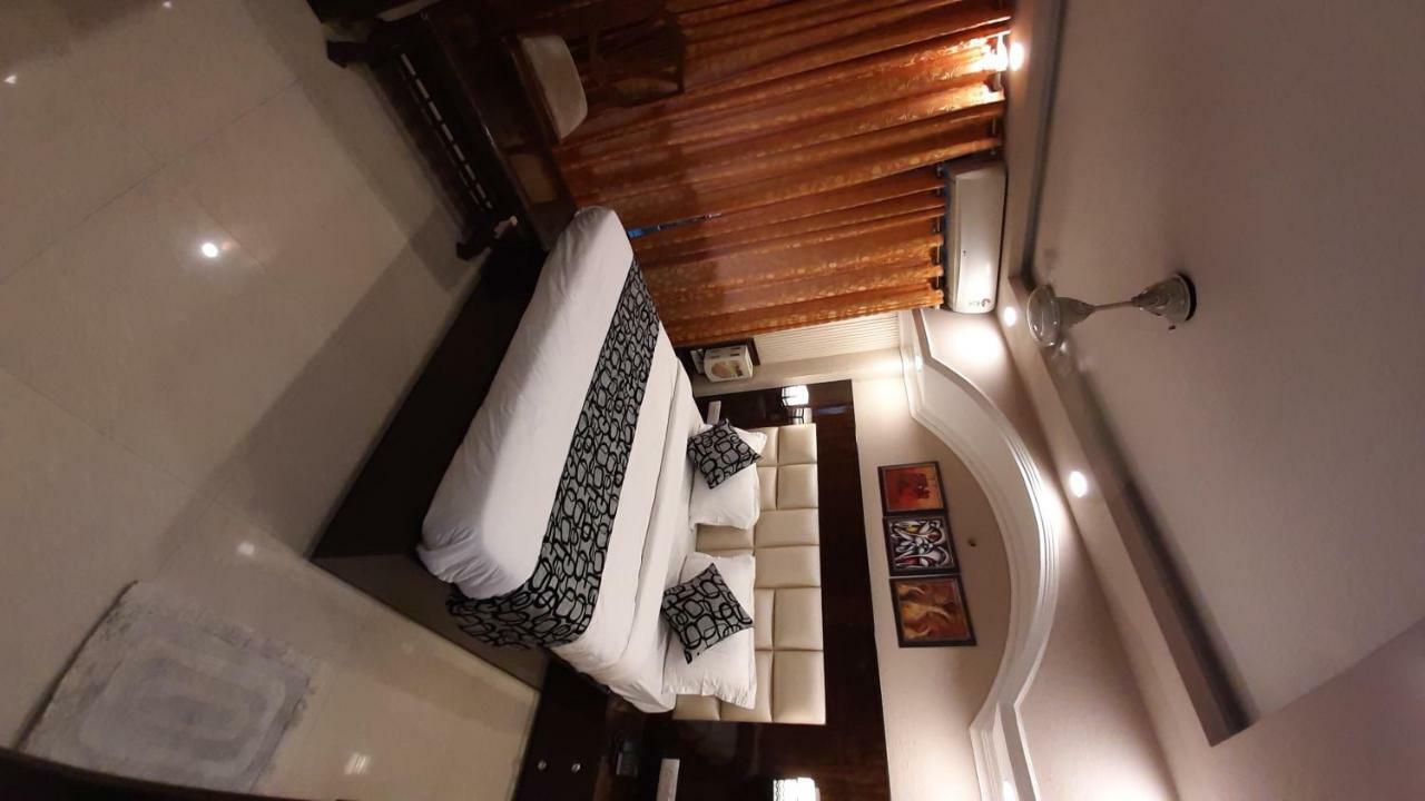 Krishna Inn New Delhi Bagian luar foto